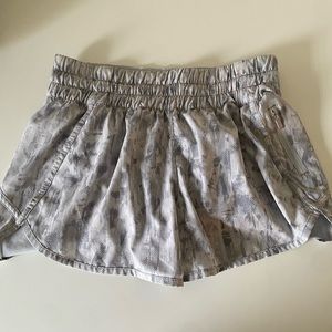Lululemon Hotty Hot High-Rise Lined Short 4” //Run Shorts Size 6 Grey